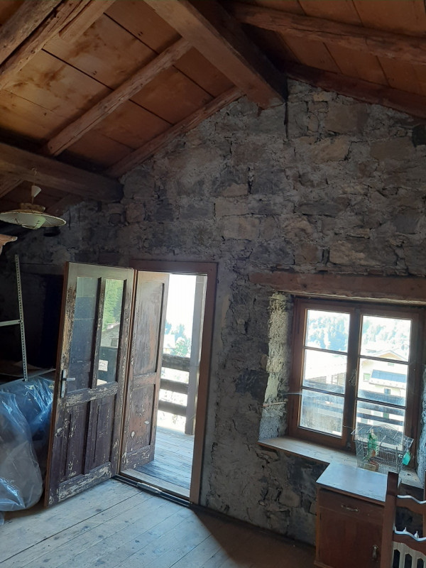 Scopri il tuo angolo di paradiso nel cuore delle Dolomiti! Proponiamo in vendita un ampio apparta...