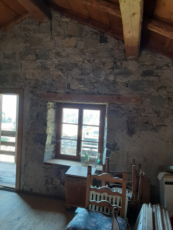 Scopri il tuo angolo di paradiso nel cuore delle Dolomiti! Proponiamo in vendita un ampio apparta...