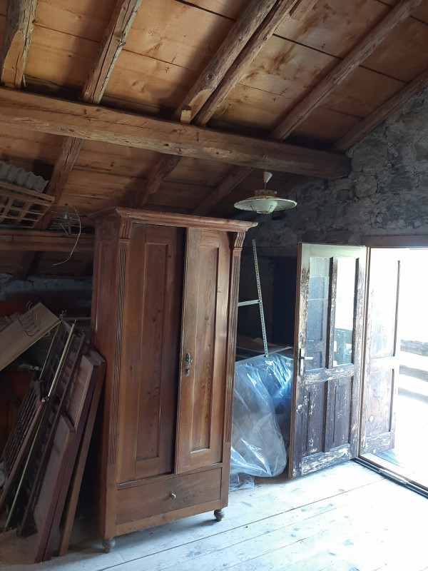 Scopri il tuo angolo di paradiso nel cuore delle Dolomiti! Proponiamo in vendita un ampio apparta...