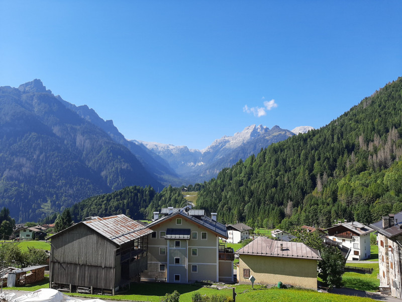 Scopri il tuo angolo di paradiso nel cuore delle Dolomiti! Proponiamo in vendita un ampio apparta...