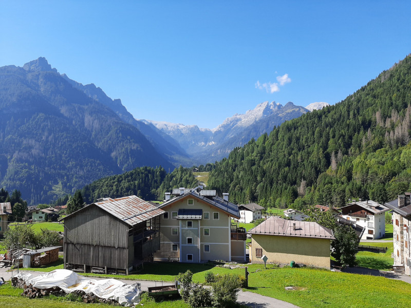 Scopri il tuo angolo di paradiso nel cuore delle Dolomiti! Proponiamo in vendita un ampio apparta...