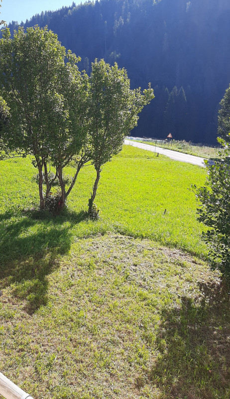 Scopri il tuo angolo di paradiso nel cuore delle Dolomiti! Proponiamo in vendita un ampio apparta...