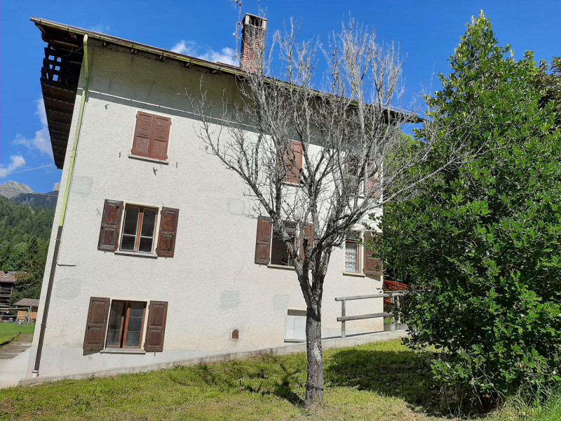 Scopri il tuo angolo di paradiso nel cuore delle Dolomiti! Proponiamo in vendita un ampio apparta...