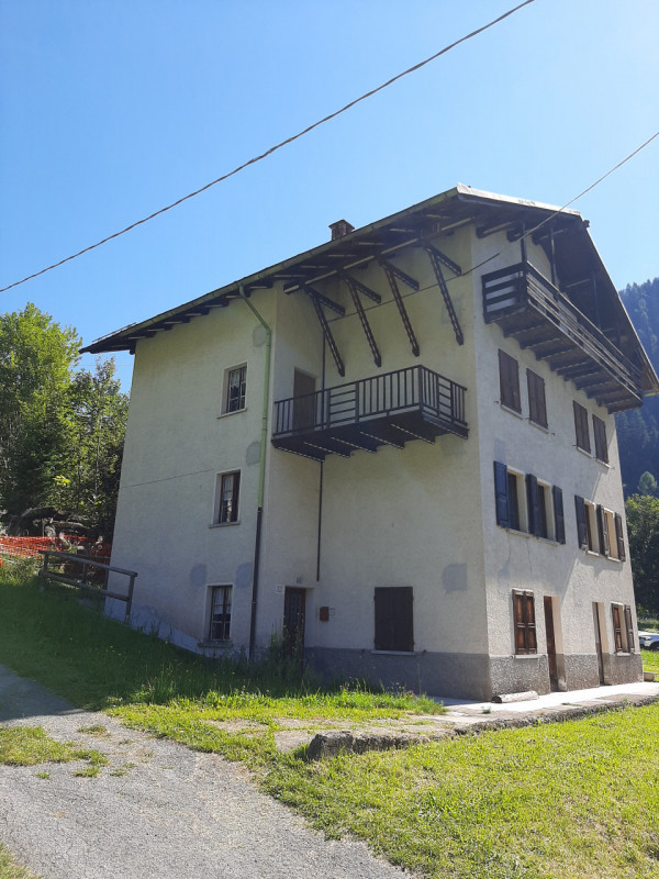 Scopri il tuo angolo di paradiso nel cuore delle Dolomiti! Proponiamo in vendita un ampio apparta...