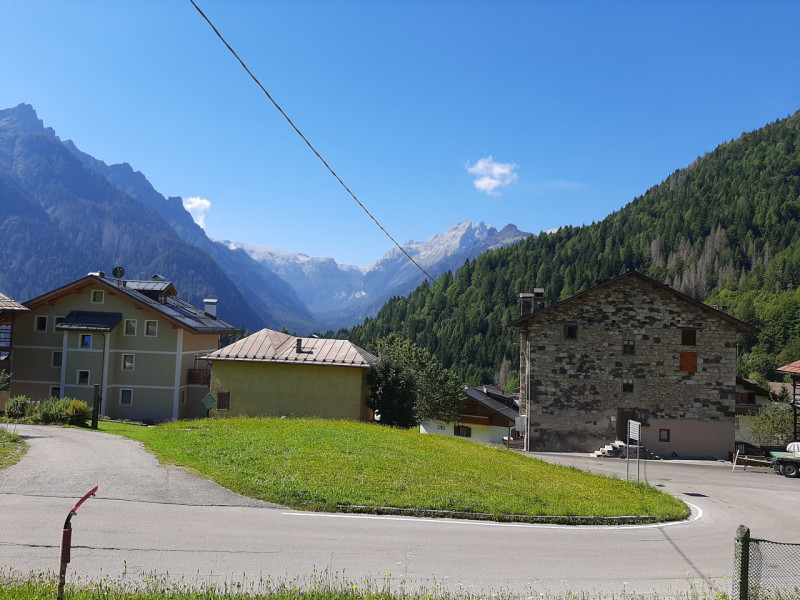 Scopri il tuo angolo di paradiso nel cuore delle Dolomiti! Proponiamo in vendita un ampio apparta...
