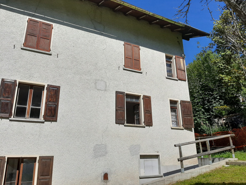 Scopri il tuo angolo di paradiso nel cuore delle Dolomiti! Proponiamo in vendita un ampio apparta...