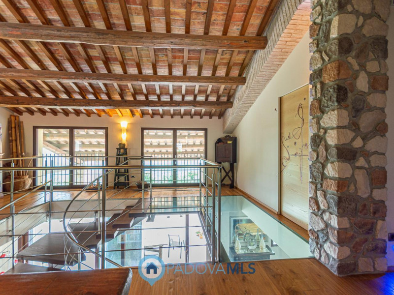 Immobile in esclusiva al Gruppo Padova MLS

Arquà Petrarca –

Immerso nel verde e affacciato su u...