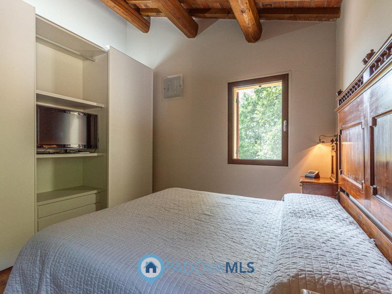 Immobile in esclusiva al Gruppo Padova MLS

Arquà Petrarca –

Immerso nel verde e affacciato su u...