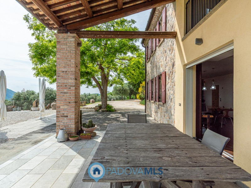 Immobile in esclusiva al Gruppo Padova MLS

Arquà Petrarca –

Immerso nel verde e affacciato su u...