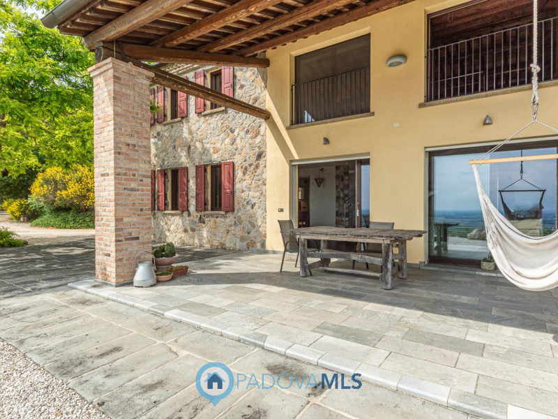 Immobile in esclusiva al Gruppo Padova MLS

Arquà Petrarca –

Immerso nel verde e affacciato su u...