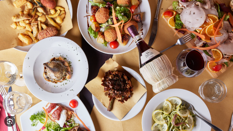 Proponiamo in cessione una storica osteria di successo, situata nel cuore pulsante di Casale sul ...