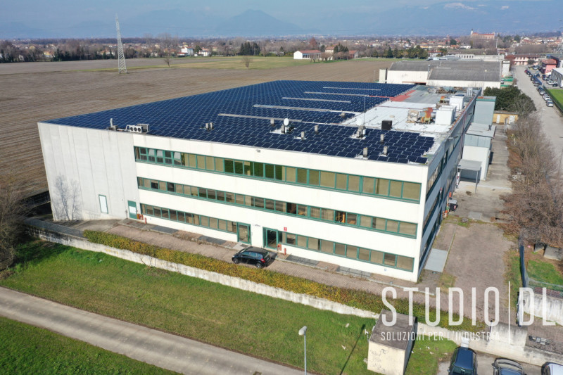 Proponiamo in vendita ma anche in locazione con opzione al riscatto, un capannone industriale sit...