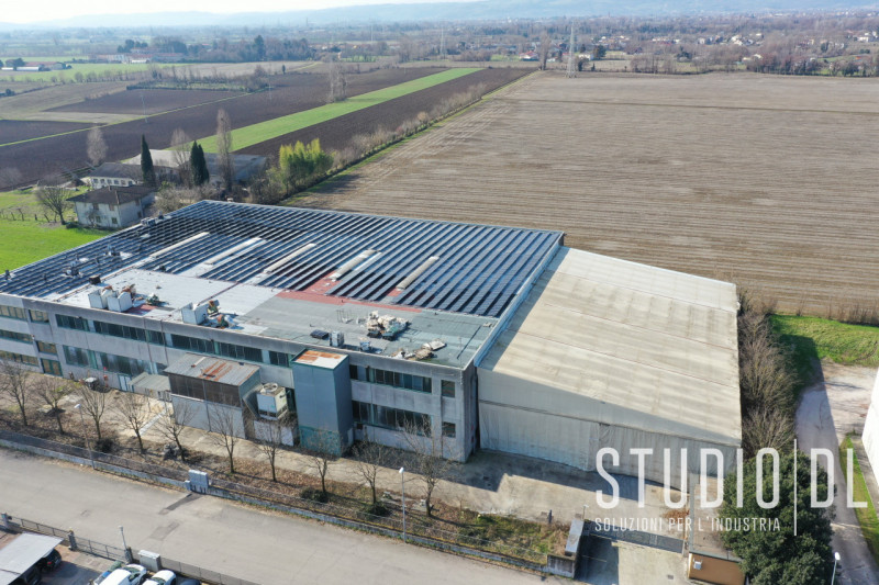 Proponiamo in vendita ma anche in locazione con opzione al riscatto, un capannone industriale sit...