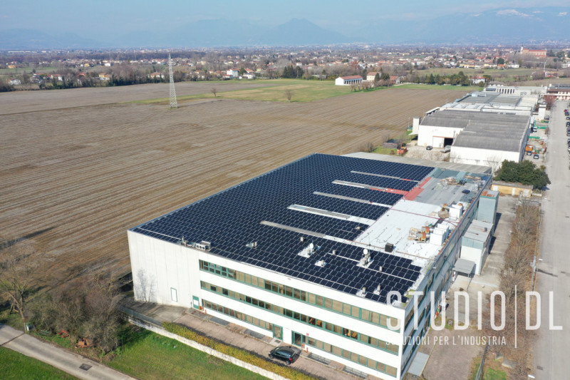 Proponiamo in vendita ma anche in locazione con opzione al riscatto, un capannone industriale sit...