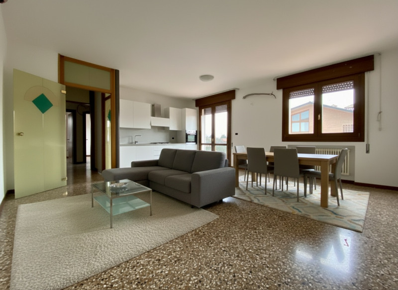 Bolzano Vicentino.
In un contesto curato e ben tenuto, suddiviso in due scale con dei negozi al p...