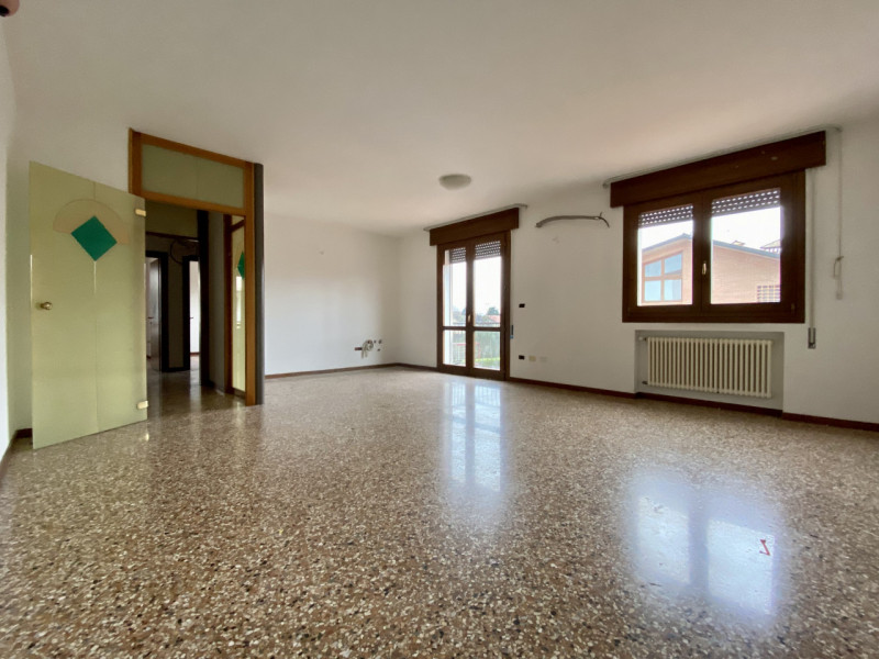 Bolzano Vicentino.
In un contesto curato e ben tenuto, suddiviso in due scale con dei negozi al p...