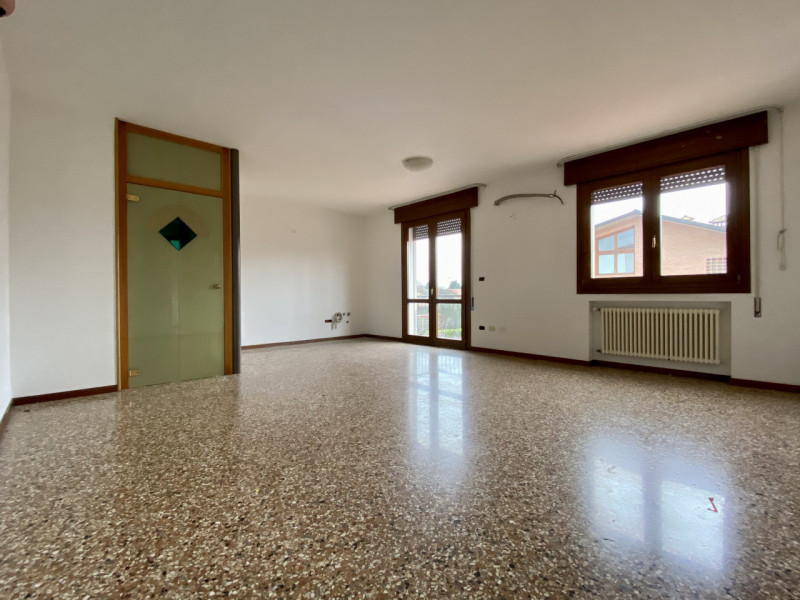 Bolzano Vicentino.
In un contesto curato e ben tenuto, suddiviso in due scale con dei negozi al p...