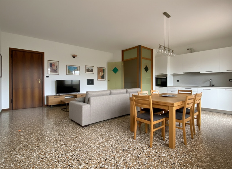 Bolzano Vicentino.
In un contesto curato e ben tenuto, suddiviso in due scale con dei negozi al p...