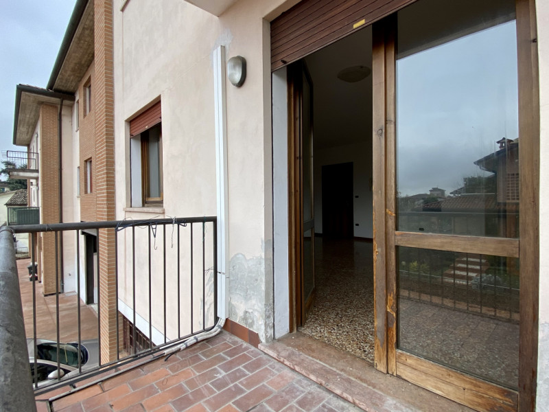 Bolzano Vicentino.
In un contesto curato e ben tenuto, suddiviso in due scale con dei negozi al p...