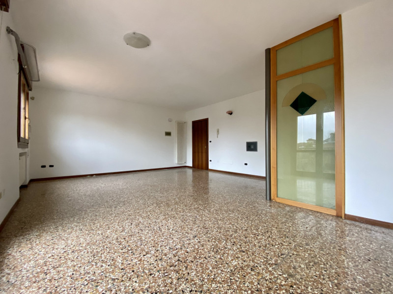 Bolzano Vicentino.
In un contesto curato e ben tenuto, suddiviso in due scale con dei negozi al p...