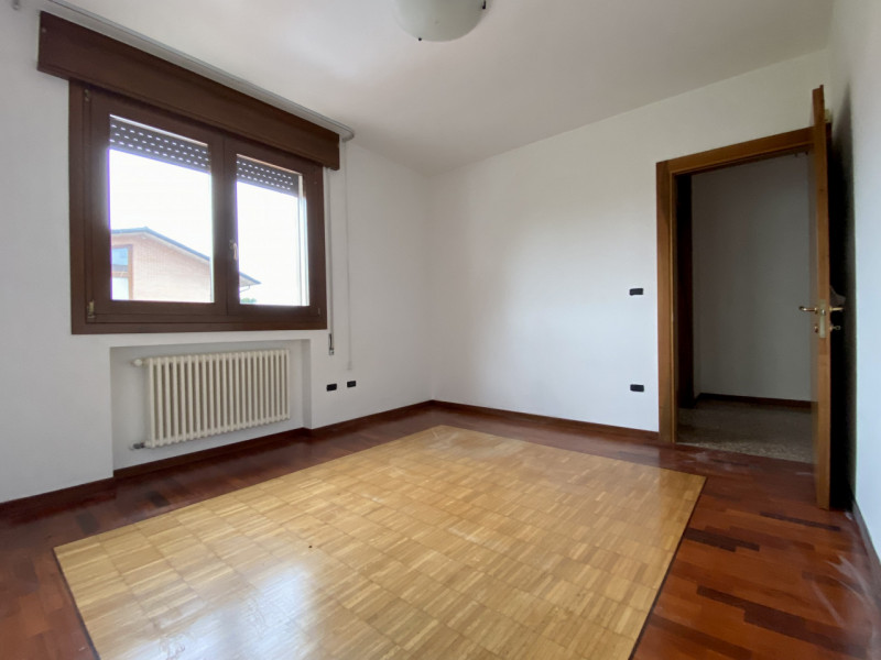 Bolzano Vicentino.
In un contesto curato e ben tenuto, suddiviso in due scale con dei negozi al p...