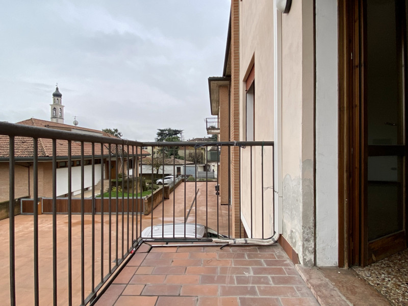 Bolzano Vicentino.
In un contesto curato e ben tenuto, suddiviso in due scale con dei negozi al p...