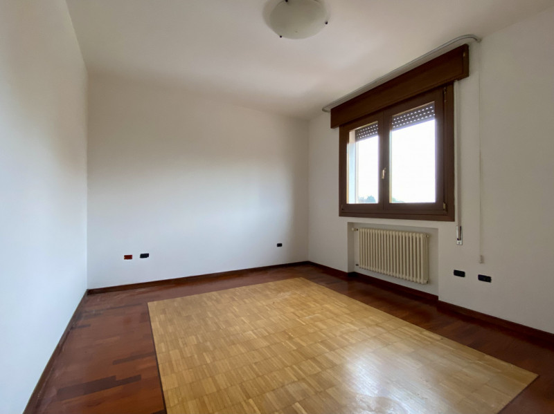 Bolzano Vicentino.
In un contesto curato e ben tenuto, suddiviso in due scale con dei negozi al p...