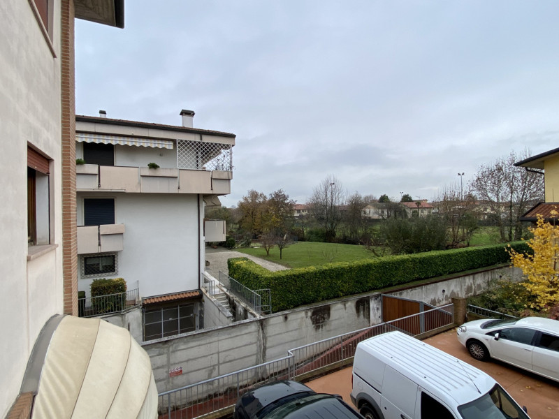 Bolzano Vicentino.
In un contesto curato e ben tenuto, suddiviso in due scale con dei negozi al p...