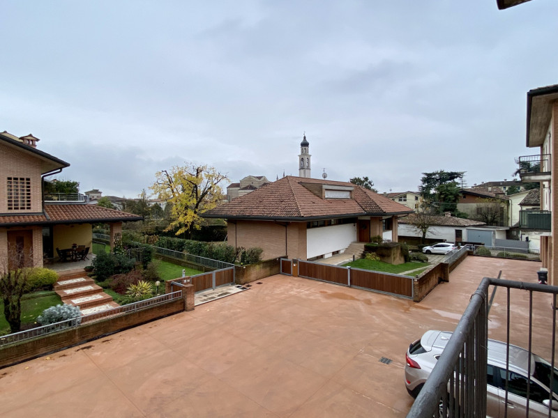 Bolzano Vicentino.
In un contesto curato e ben tenuto, suddiviso in due scale con dei negozi al p...