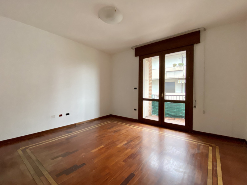 Bolzano Vicentino.
In un contesto curato e ben tenuto, suddiviso in due scale con dei negozi al p...