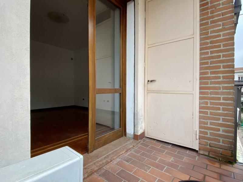 Bolzano Vicentino.
In un contesto curato e ben tenuto, suddiviso in due scale con dei negozi al p...