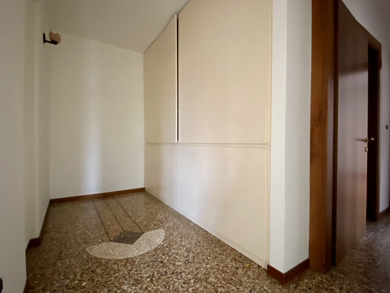 Bolzano Vicentino.
In un contesto curato e ben tenuto, suddiviso in due scale con dei negozi al p...