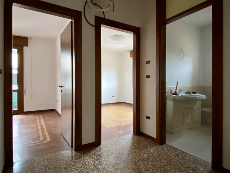 Bolzano Vicentino.
In un contesto curato e ben tenuto, suddiviso in due scale con dei negozi al p...