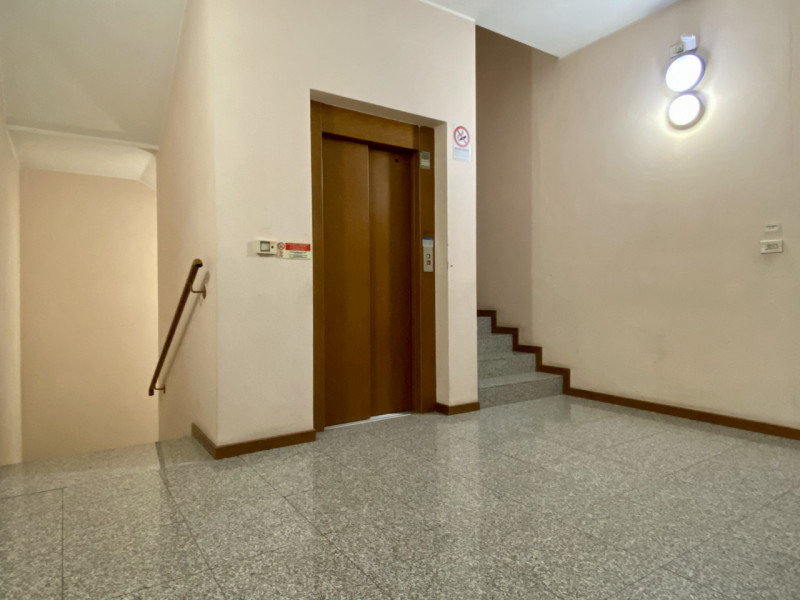 Bolzano Vicentino.
In un contesto curato e ben tenuto, suddiviso in due scale con dei negozi al p...