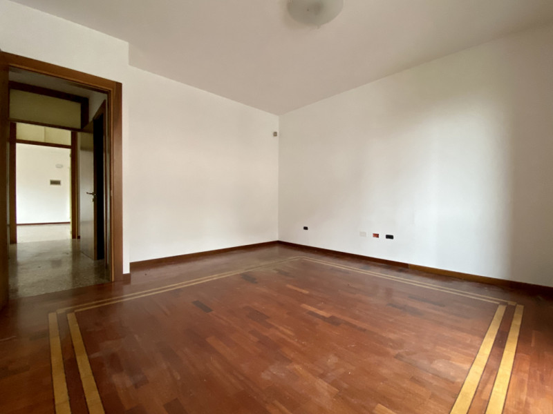 Bolzano Vicentino.
In un contesto curato e ben tenuto, suddiviso in due scale con dei negozi al p...