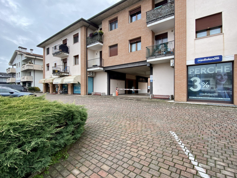 Bolzano Vicentino.
In un contesto curato e ben tenuto, suddiviso in due scale con dei negozi al p...