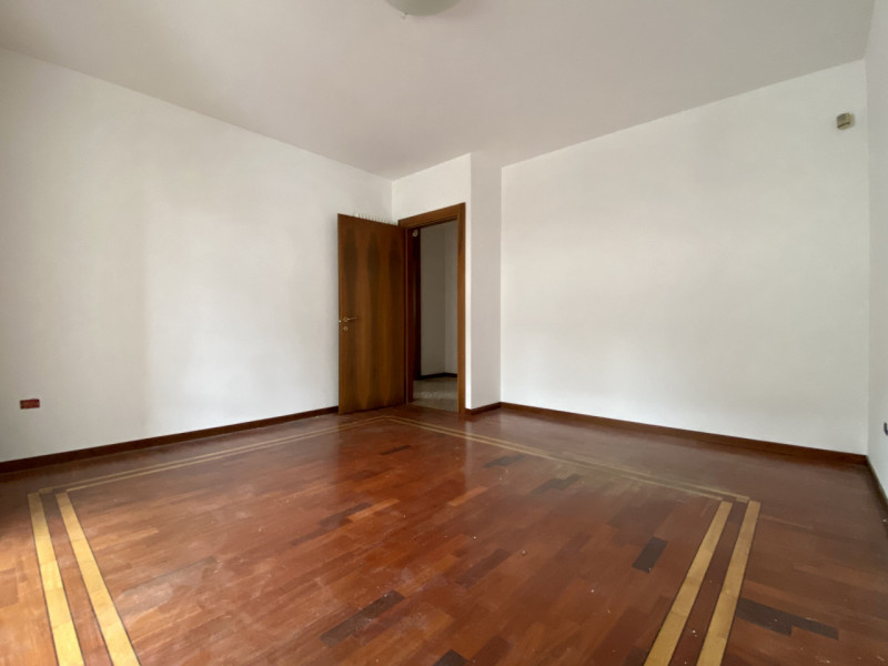 Bolzano Vicentino.
In un contesto curato e ben tenuto, suddiviso in due scale con dei negozi al p...