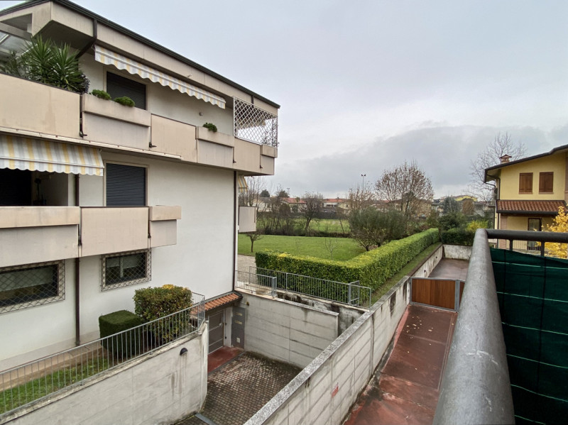 Bolzano Vicentino.
In un contesto curato e ben tenuto, suddiviso in due scale con dei negozi al p...