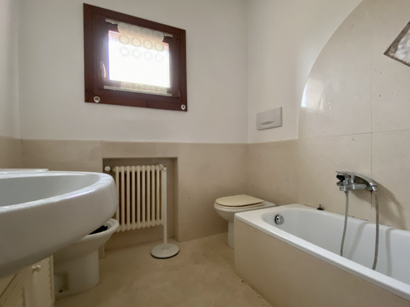 Bolzano Vicentino.
In un contesto curato e ben tenuto, suddiviso in due scale con dei negozi al p...