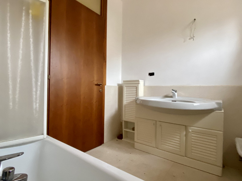 Bolzano Vicentino.
In un contesto curato e ben tenuto, suddiviso in due scale con dei negozi al p...