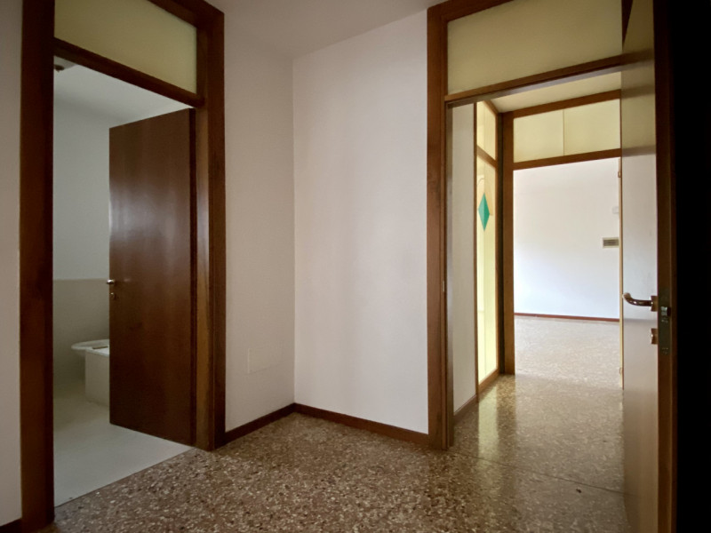 Bolzano Vicentino.
In un contesto curato e ben tenuto, suddiviso in due scale con dei negozi al p...