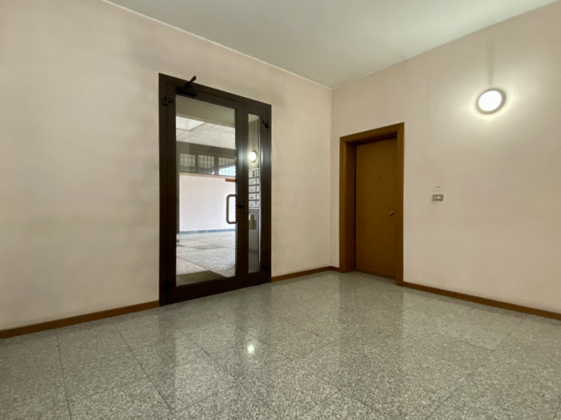 Bolzano Vicentino.
In un contesto curato e ben tenuto, suddiviso in due scale con dei negozi al p...