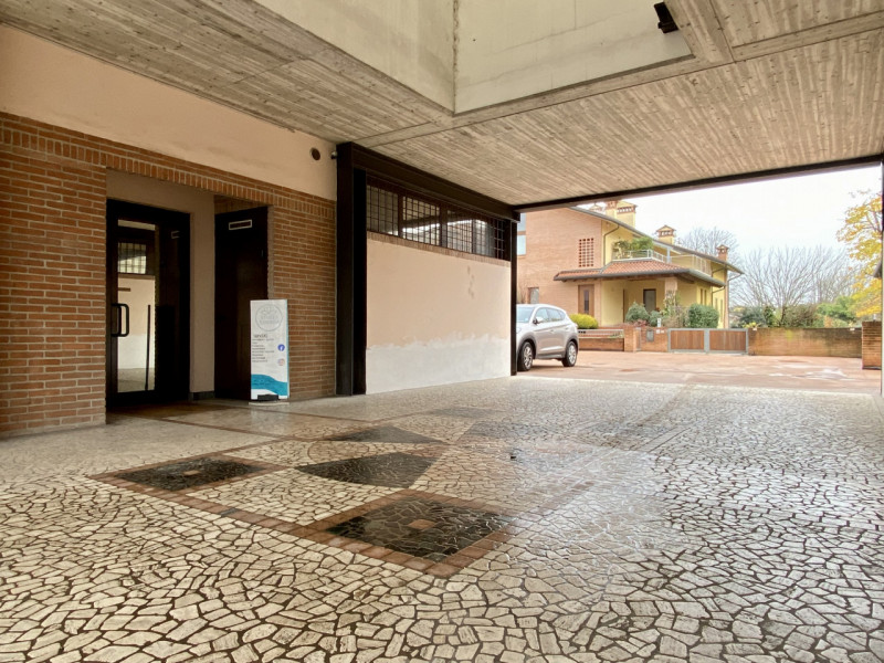 Bolzano Vicentino.
In un contesto curato e ben tenuto, suddiviso in due scale con dei negozi al p...