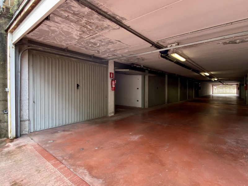 Bolzano Vicentino.
In un contesto curato e ben tenuto, suddiviso in due scale con dei negozi al p...