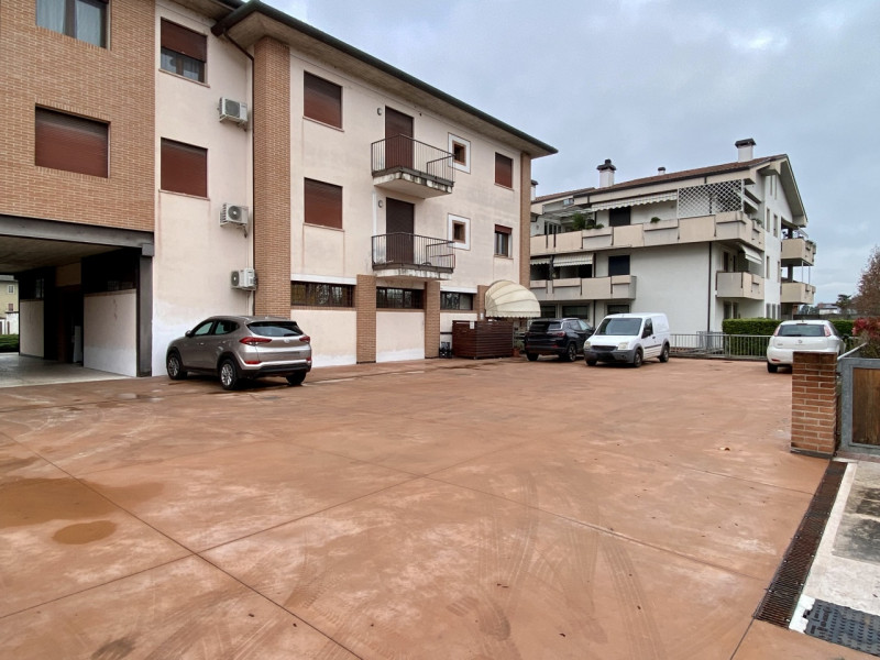 Bolzano Vicentino.
In un contesto curato e ben tenuto, suddiviso in due scale con dei negozi al p...