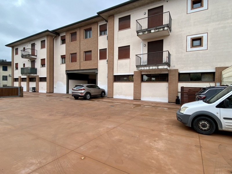 Bolzano Vicentino.
In un contesto curato e ben tenuto, suddiviso in due scale con dei negozi al p...