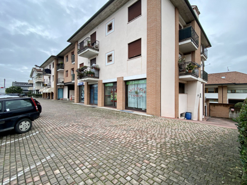 Bolzano Vicentino.
In un contesto curato e ben tenuto, suddiviso in due scale con dei negozi al p...