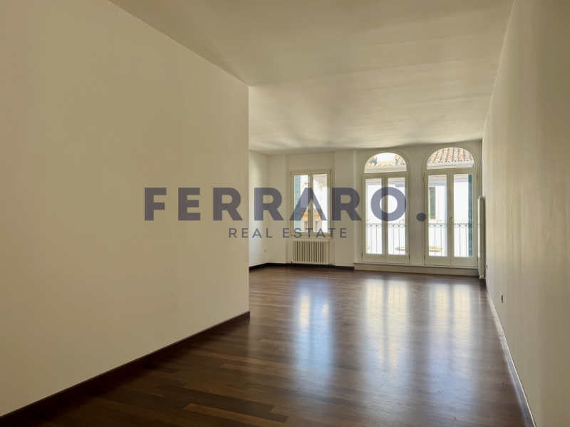 Nel Centro Storico di Treviso, proponiamo in vendita un appartamento trilocale di circa 120 mq co...