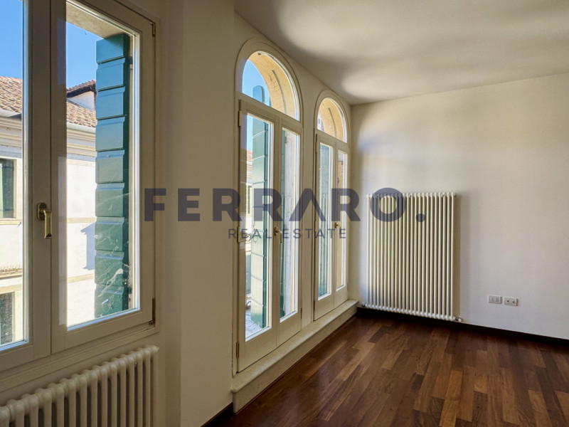 Nel Centro Storico di Treviso, proponiamo in vendita un appartamento trilocale di circa 120 mq co...