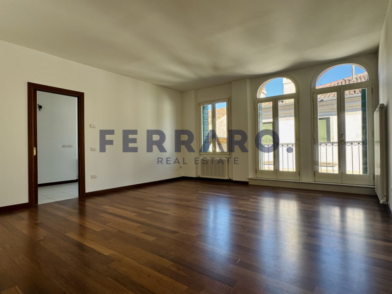 Nel Centro Storico di Treviso, proponiamo in vendita un appartamento trilocale di circa 120 mq co...